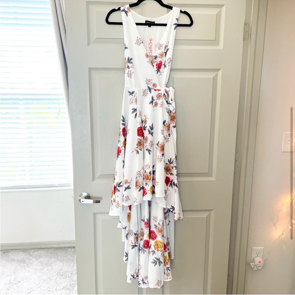 NWT SHOWPO OCEAN AVENUE DRESS IN WHITE
FLORAL, SIZE LARGE - Picture 3 of 12